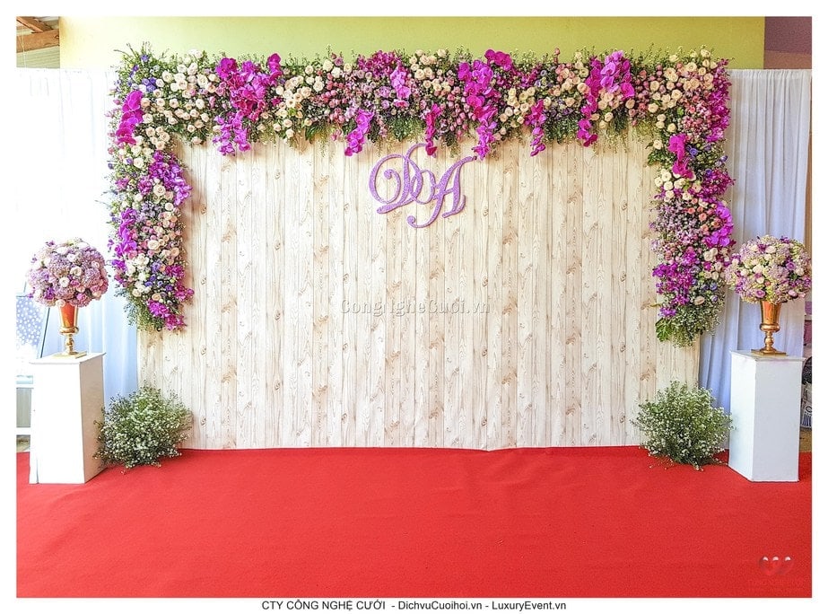 Đây là hình ảnh của một backdrop chụp ảnh hoa tươi tuyệt đẹp. Với sự tinh tế của hoa và màu sắc thơm mát, bạn sẽ có những bức ảnh đáng nhớ trong ngày cưới của mình. 