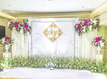 Trang trí backdrop chụp ảnh tong màu tím