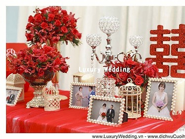 Mẫu bàn gallery tiệc cưới tông màu đỏ chữ hỷ