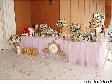 Trang trí bàn gallery tiệc cưới