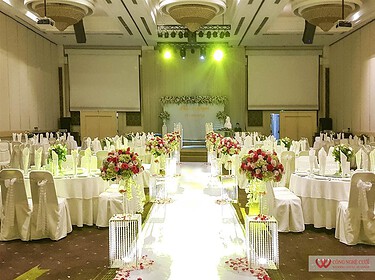 Trang Trí Hoa Lối đi Nhà Hàng Tiệc Cưới (6)