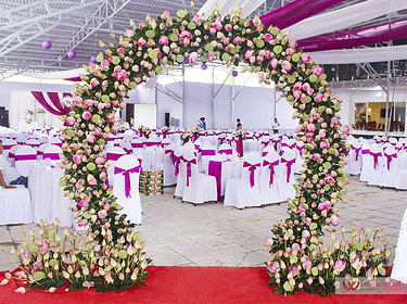 Cổng hoa sen tròn đám cưới tại nhà