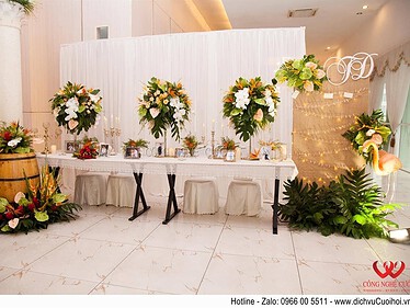 Trang trí bàn gallery tiệc cưới Tropical