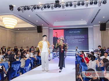 Lắp Sàn Lối đi Phủ Thảm Trắng