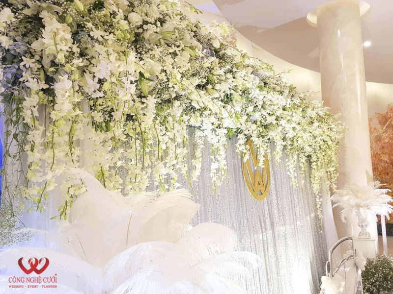 Trang trí backdrop chụp ảnh đám cưới tông trắng