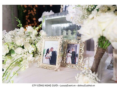 Trang trí bàn gallery tông trắng sang trọng - Ảnh 5