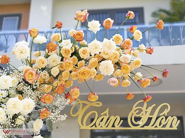 Cổng hoa đám cưới tông màu cam sữa