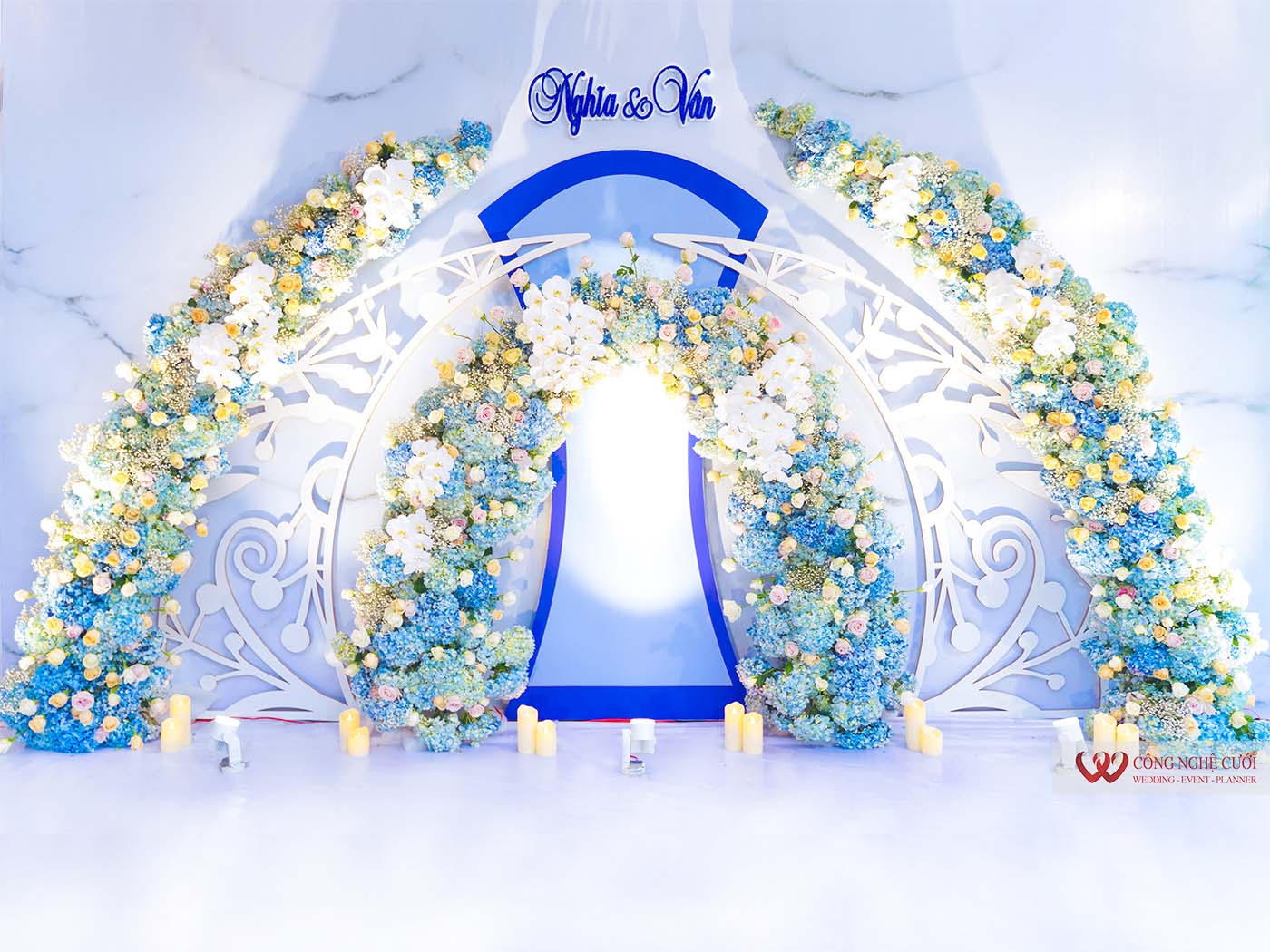 Đám cưới tông xanh navy với sự kết hợp tinh tế của những gam màu xanh lợt và trắng tinh khôi chắc chắn sẽ mang lại cho bạn một cảm giác đầy lãng mạn và sang trọng. Bức ảnh đẹp này sẽ khiến bạn mơ mộng và ước ao cho một đám cưới hoàn hảo.