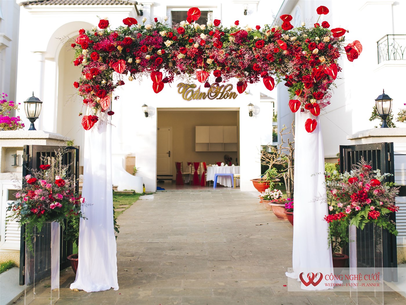Trang trí cổng hoa tươi đám cưới tông đỏ (1)
