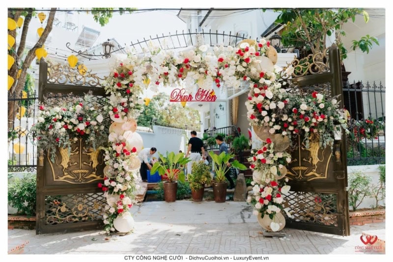 Cổng hoa đám cưới tại nhà tông hồng patel