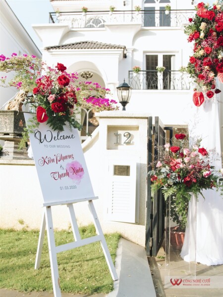 Trang trí bảng tên để cổng hoa tươi đám cưới tông đỏ