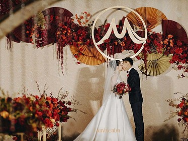Tiệc cưới trang trí tông đỏ cam