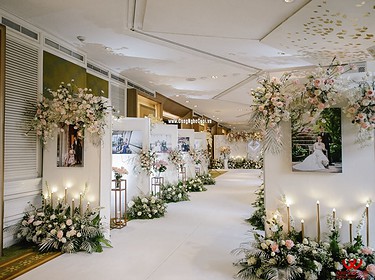 Trang trí backdrop và khu vực đón khách