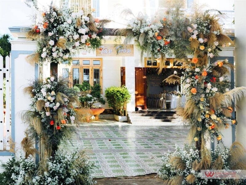 Mẫu cổng hoa tươi tiệc cưới tông trắng xanh