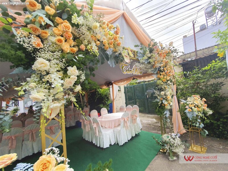 Mẫu cổng hoa tươi đám cưới đẹp tông cam