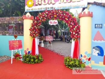 Cổng hoa đám cưới tông màu đỏ