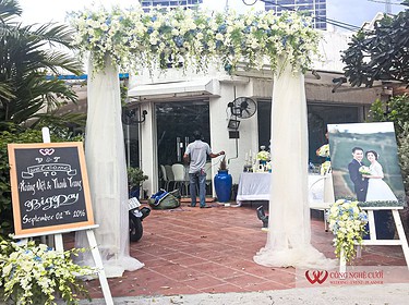 Mẫu cổng hoa tươi tiệc cưới tông trắng xanh