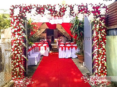 Mẫu cổng hoa tươi cưới hỏi tông trắng đỏ