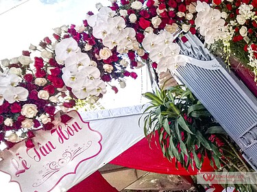 Mẫu cổng hoa tươi cưới hỏi tông trắng đỏ