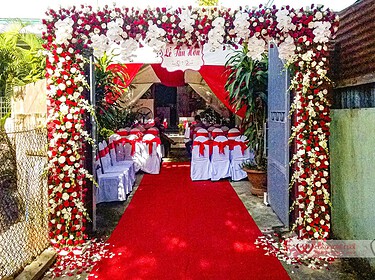 Mẫu cổng hoa tươi cưới hỏi tông trắng đỏ