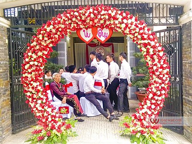 Cổng hoa tươi tròn đám cưới tông màu đỏ