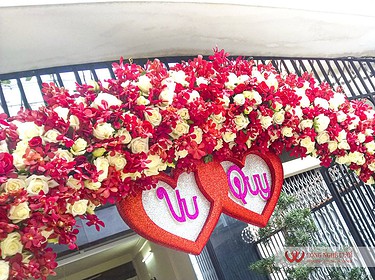 Cổng hoa tươi tròn đám cưới tông màu đỏ