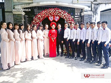 Cổng hoa tươi tròn đám cưới tông màu đỏ