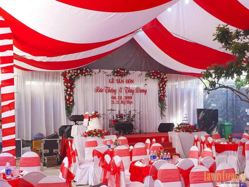 Mẫu sân khấu đám cưới đẹp cho tiệc cưới sang trọng