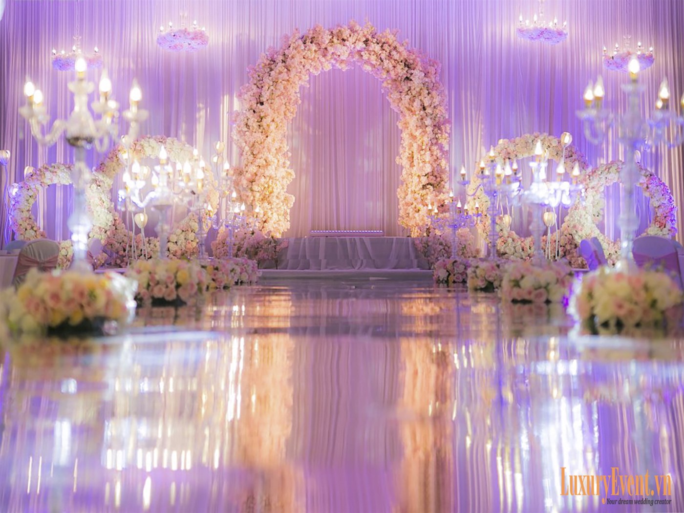 Sân khấu nhà hàng tiệc cưới cần trang trí như thế nào để tạo không gian ấn tượng?