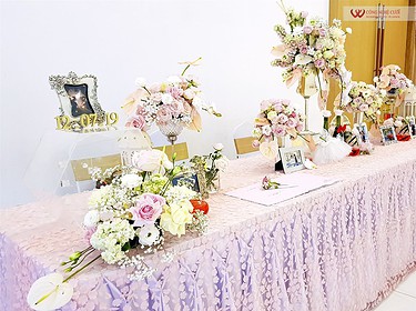 Mẫu trang trí bàn gallery tiệc cưới tông màu hồng