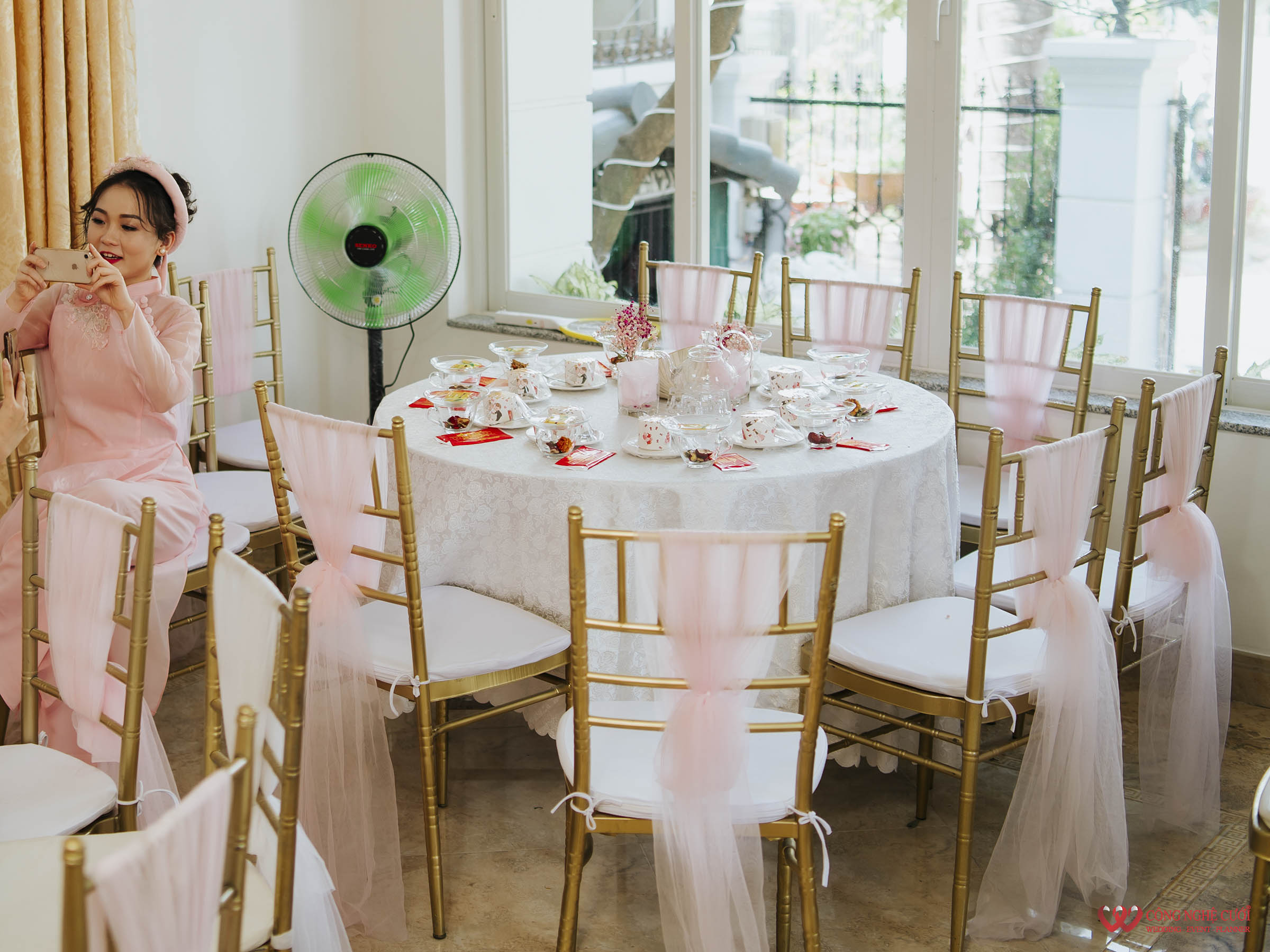 Bàn Tròn ghế Tiffany cưới hỏi sự kiện