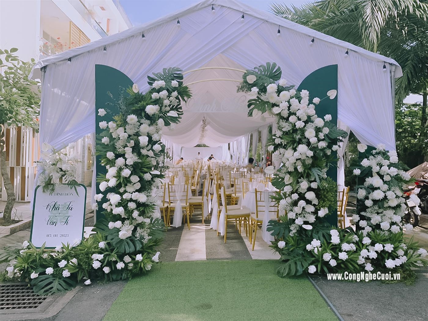 Cổng hoa tiệc cưới tại nhà tông trắng xanh
