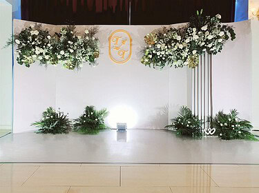 Trang Trí Backdrop Tiệc Cưới Hoa Trắng Lá Xanh (1)