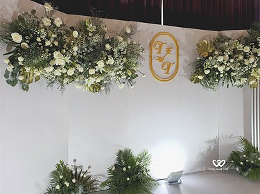 Trang Trí Backdrop Tiệc Cưới Hoa Trắng Lá Xanh (10)