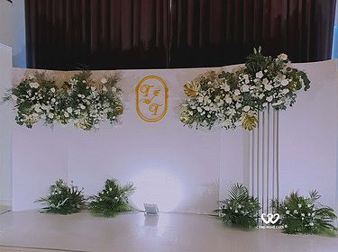 Trang Trí Backdrop Tiệc Cưới Hoa Trắng Lá Xanh (11)
