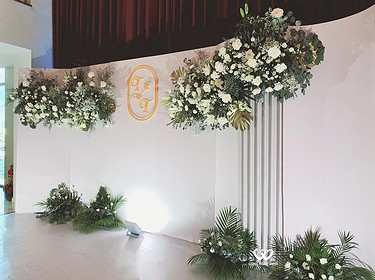 Trang Trí Backdrop Tiệc Cưới Hoa Trắng Lá Xanh (2)