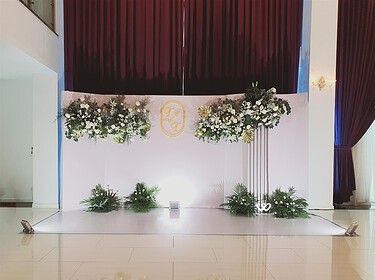 Trang Trí Backdrop Tiệc Cưới Hoa Trắng Lá Xanh (3)