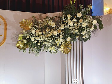 Trang Trí Backdrop Tiệc Cưới Hoa Trắng Lá Xanh (5)