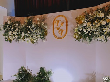 Trang Trí Backdrop Tiệc Cưới Hoa Trắng Lá Xanh (6)