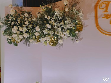 Trang Trí Backdrop Tiệc Cưới Hoa Trắng Lá Xanh (7)