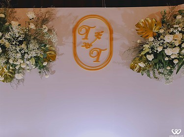 Trang Trí Backdrop Tiệc Cưới Hoa Trắng Lá Xanh (8)
