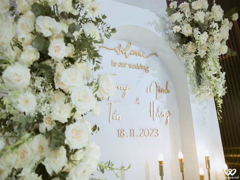 Trang Trí Backdrop Chụp ảnh Tiệc Cưới Tông Trắng đẹp (6)