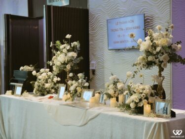 Trang Trí Bàn Gallery Kế Tên Tiệc Cưới