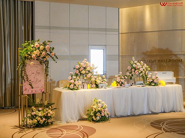 Trang trí bàn gallery tiệc cưới