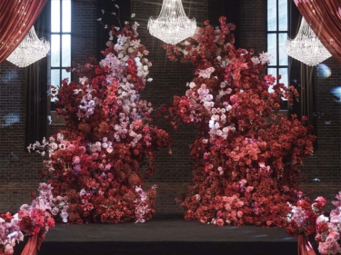 Trang trí backdrop lễ cưới tông màu đỏ