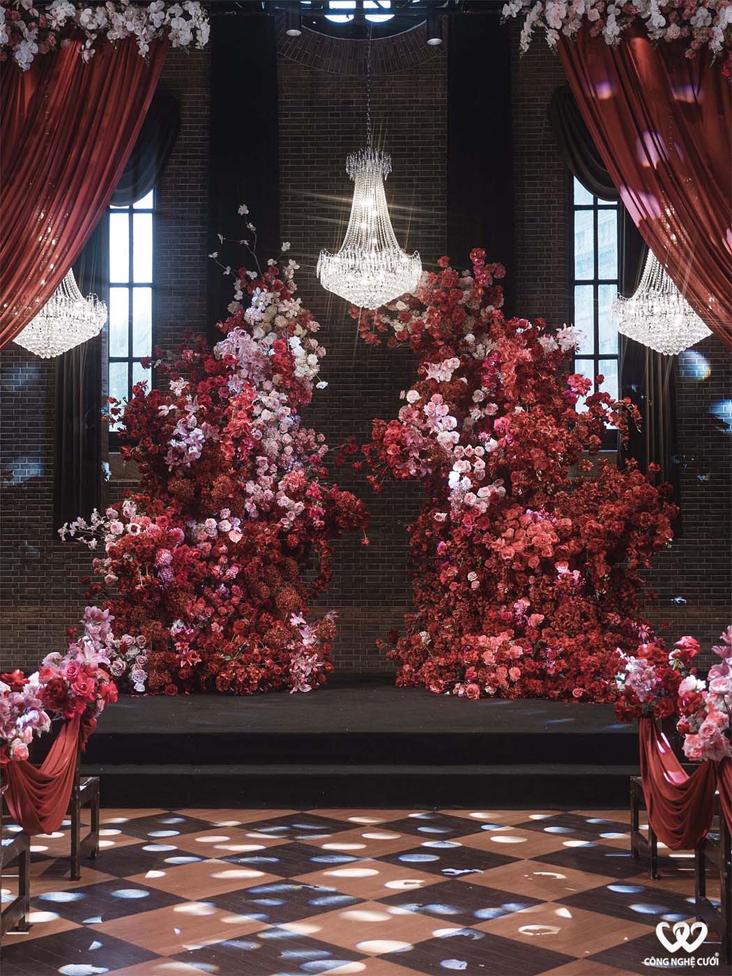 Trang trí backdrop lễ cưới tông màu đỏ
