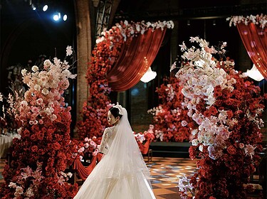 Trang trí backdrop lễ cưới tông màu đỏ