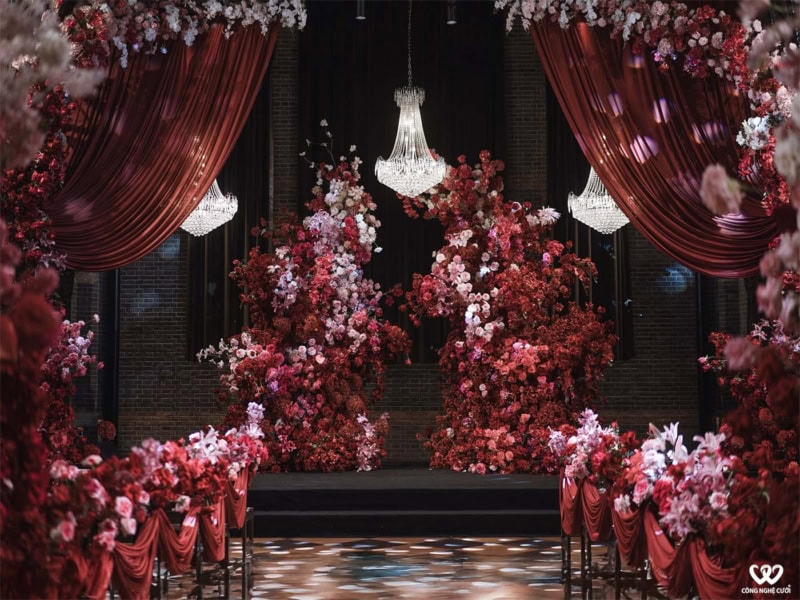 Trang trí backdrop lễ cưới tông màu đỏ