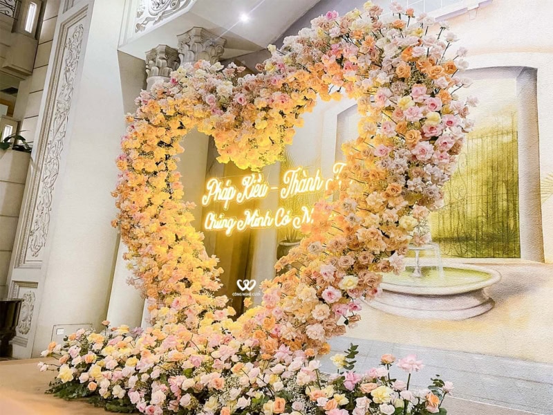 Backdrop Sân Khấu Trái Tim Tông Màu Cam Hồng
