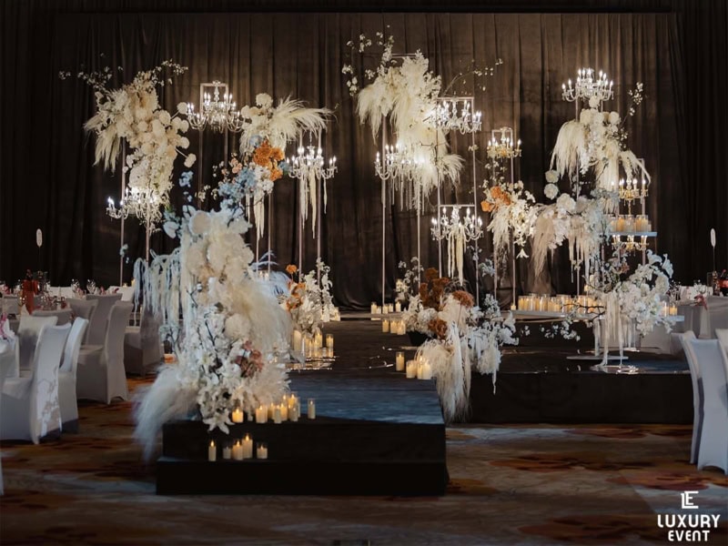 Trang Trí Backdrop Sân Khấu Tiệc Cưới Tông Trắng Nâu Cam Đất